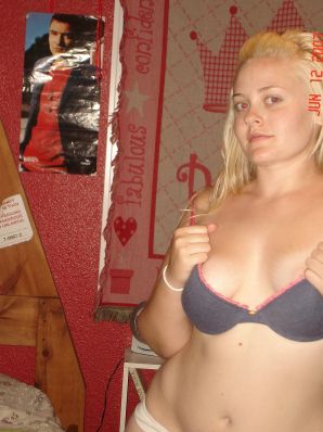 Аппетитная блондинка с пышными бедрами сняла платье. Эскиз 44