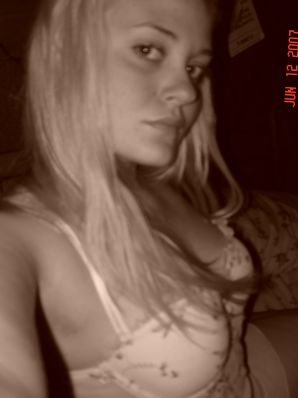 Аппетитная блондинка с пышными бедрами сняла платье. Эскиз 50