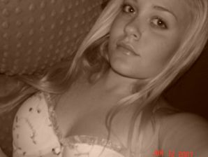 Аппетитная блондинка с пышными бедрами сняла платье. Эскиз 51