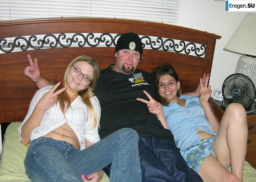 Girlfriends shamelessly have sex with a guy. Photo 3