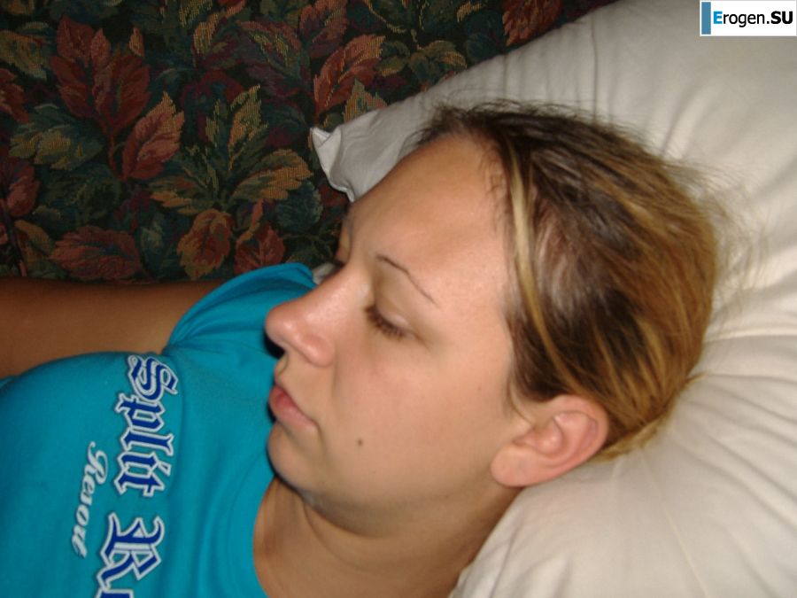 Chick spreads her legs and becomes cancer in the bath in front of her boyfriend. Photo 7