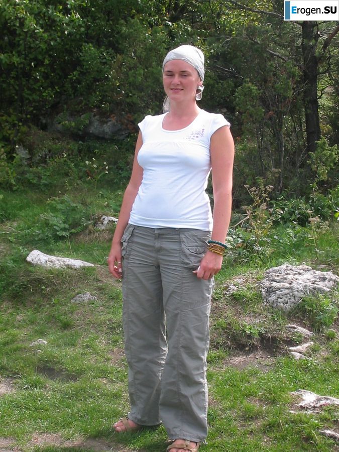 A young student at the cottage is exposed at the request of a guy. Photo 20