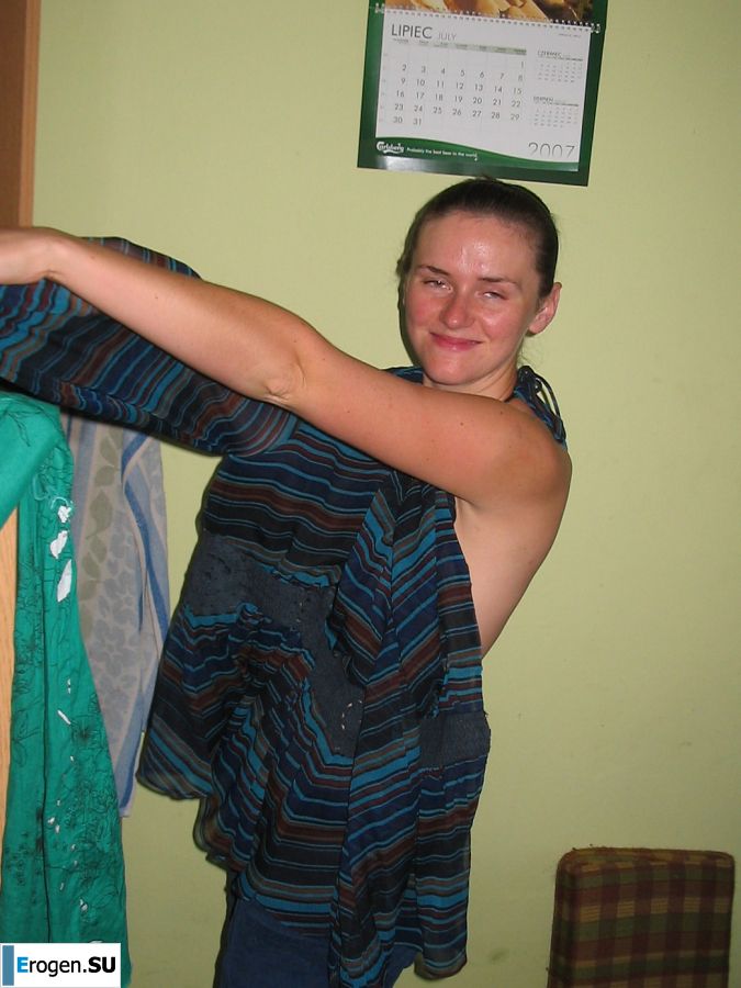 A young student at the cottage is exposed at the request of a guy. Photo 29