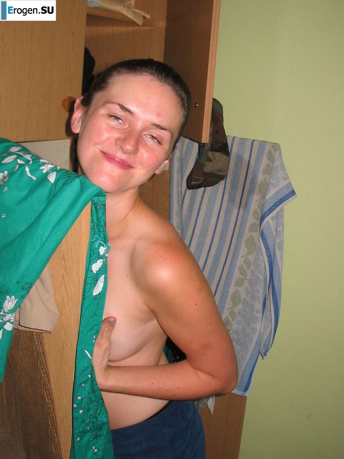 A young student at the cottage is exposed at the request of a guy. Photo 30