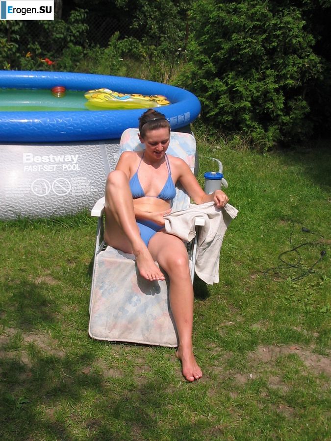 A young student at the cottage is exposed at the request of a guy. Photo 31