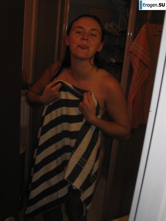 A young student at the cottage is exposed at the request of a guy. Photo 4