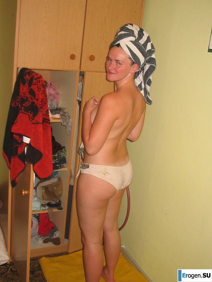 A young student at the cottage is exposed at the request of a guy. Photo 5