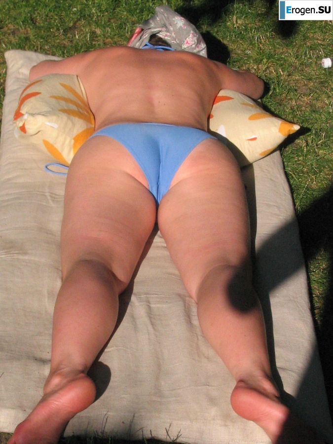 A young student at the cottage is exposed at the request of a guy. Photo 7