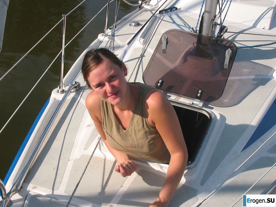 A young student at the cottage is exposed at the request of a guy. Photo 9