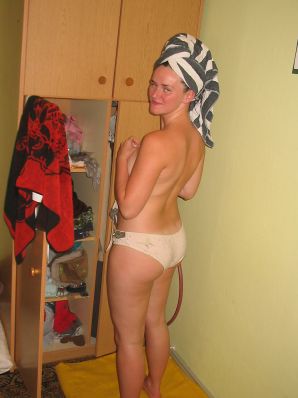 A young student at the cottage is exposed at the request of a guy. Thumb 5