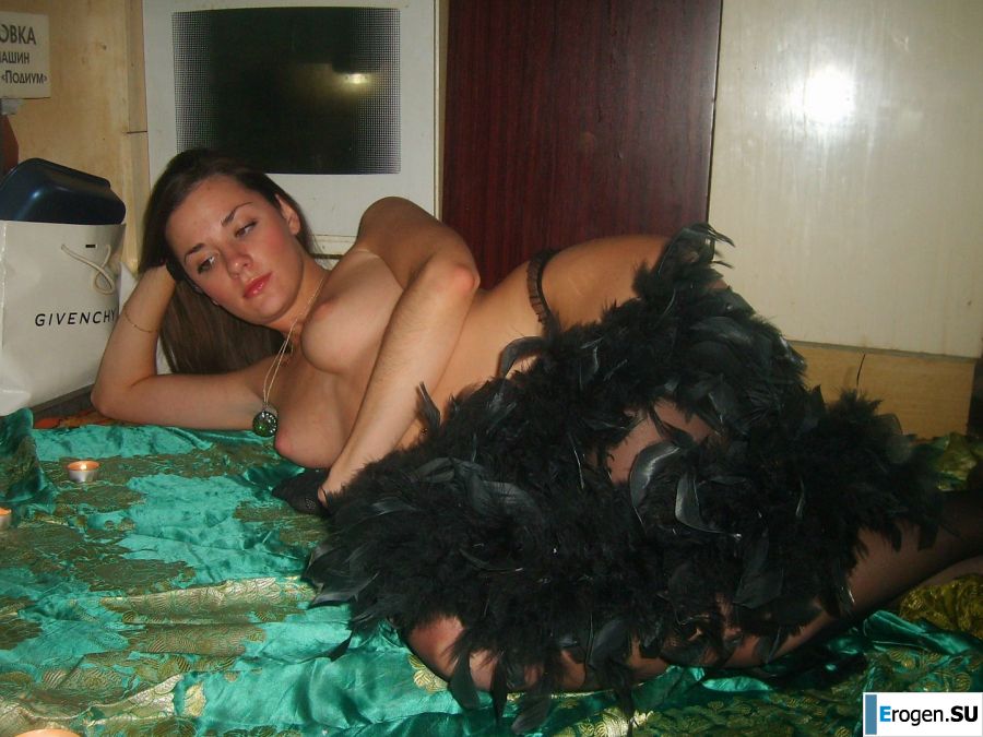 A luxurious lady in green dances striptease right in the kitchen. Photo 11