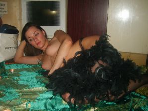 A luxurious lady in green dances striptease right in the kitchen. Thumb 11