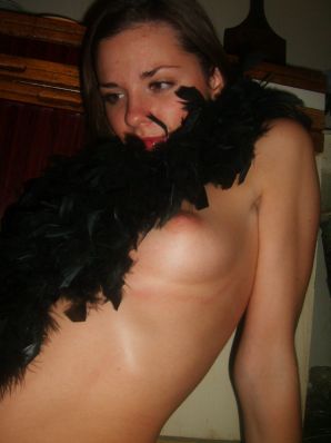 A luxurious lady in green dances striptease right in the kitchen. Thumb 17