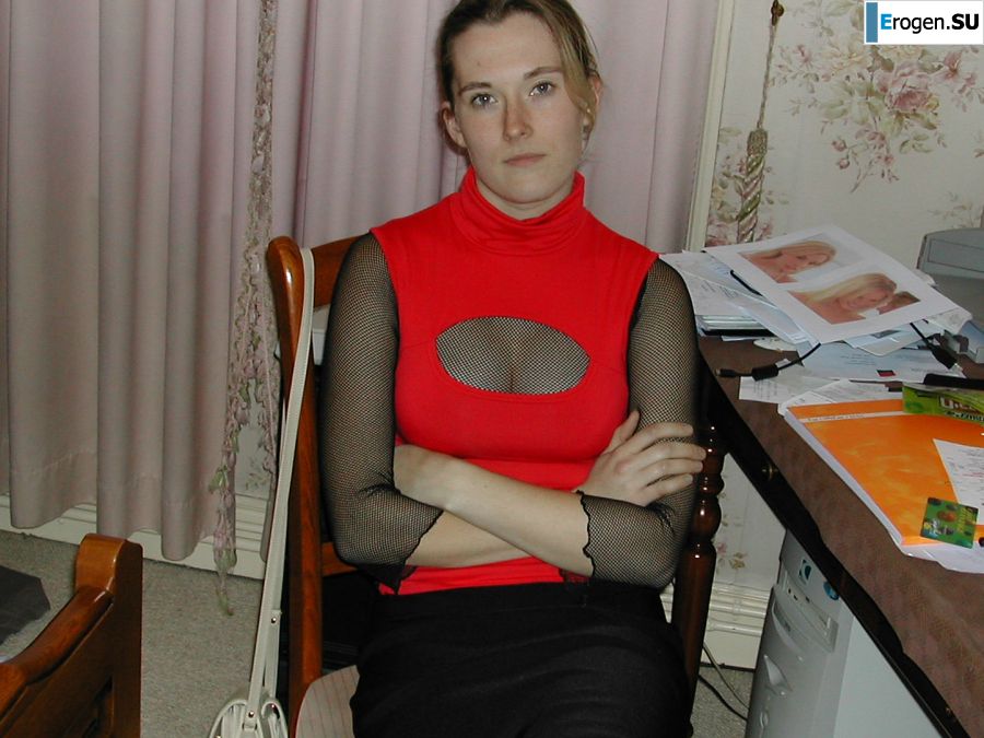 A blonde with a thin waist poses in front of her husband in the car and at home. Photo 10