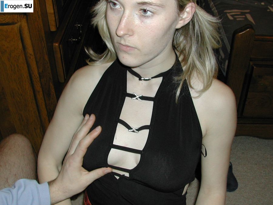 A blonde with a thin waist poses in front of her husband in the car and at home. Photo 16