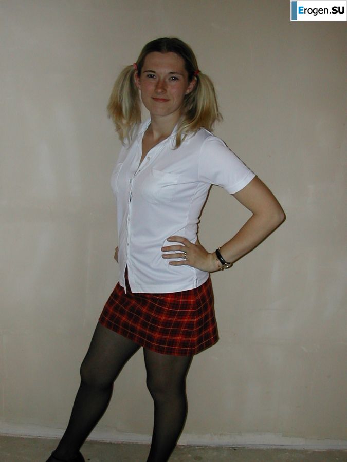 A blonde with a thin waist poses in front of her husband in the car and at home. Photo 27