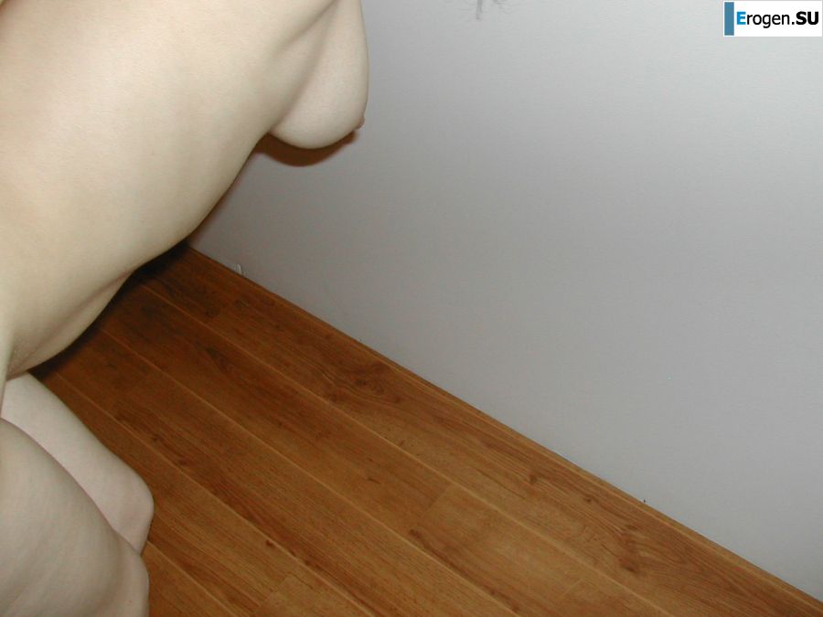 A blonde with a thin waist poses in front of her husband in the car and at home. Photo 40