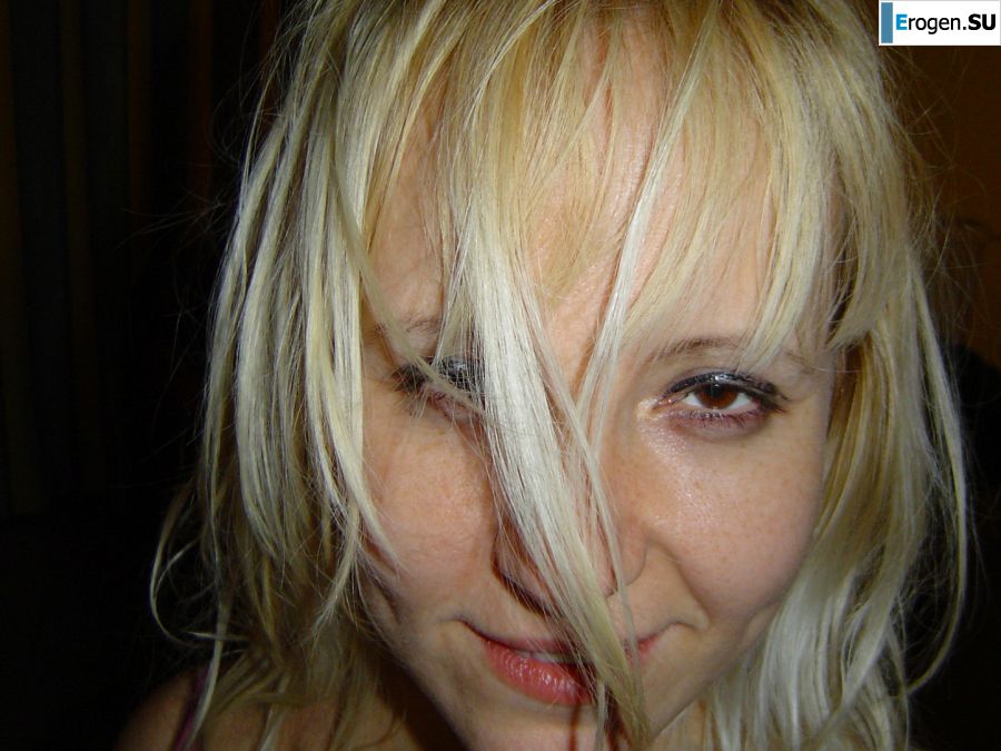 The seductive minx bare and showed a wet pussy. Photo 4