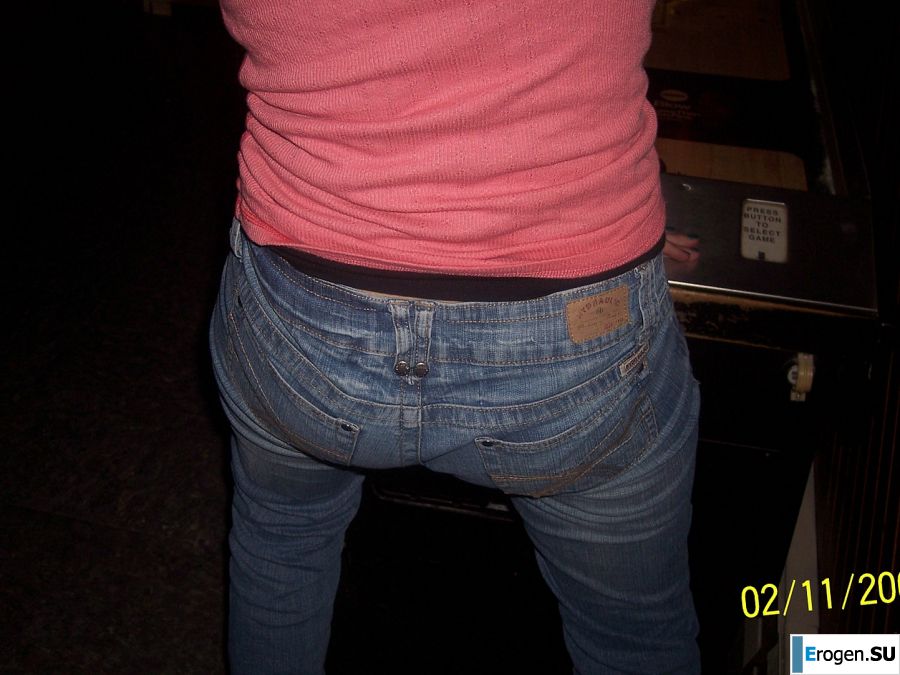 A young girl pleases herself with a finger and a pink vibrator. Photo 27