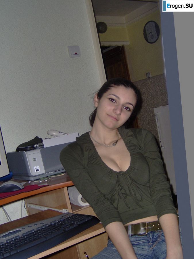 Oriental beauty shows the ass in clothes and without. Photo 27