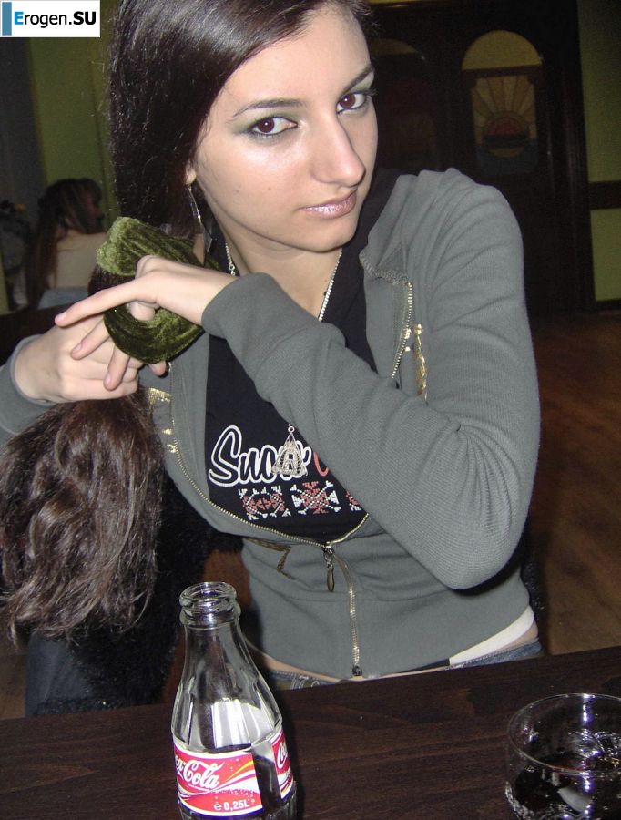 Oriental beauty shows the ass in clothes and without. Photo 9