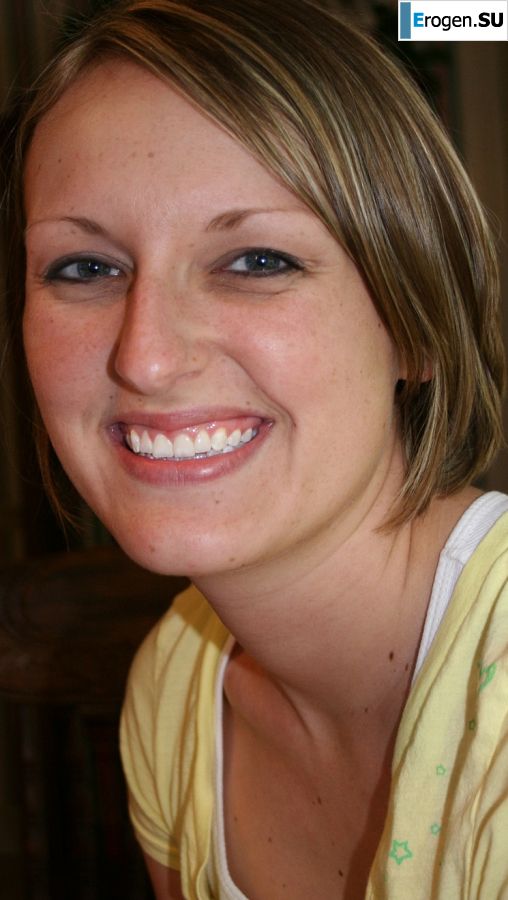 The young wife undressed and showed her fluffy and small tits. Photo 25