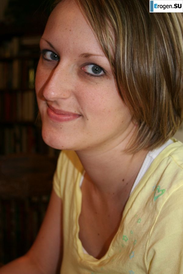 The young wife undressed and showed her fluffy and small tits. Photo 35