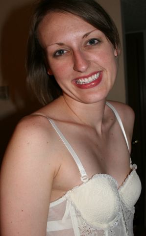 The young wife undressed and showed her fluffy and small tits. Thumb 57