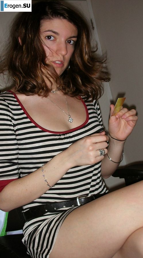 A young woman in red drank and undressed on camera. Photo 25