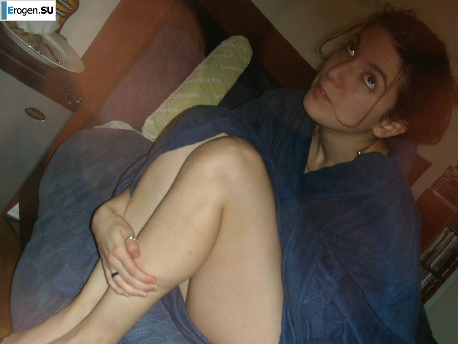 A young woman in red drank and undressed on camera. Photo 26