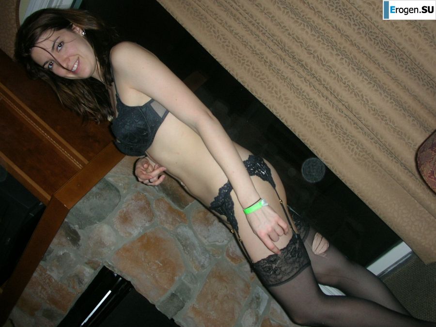 A young woman in red drank and undressed on camera. Photo 39