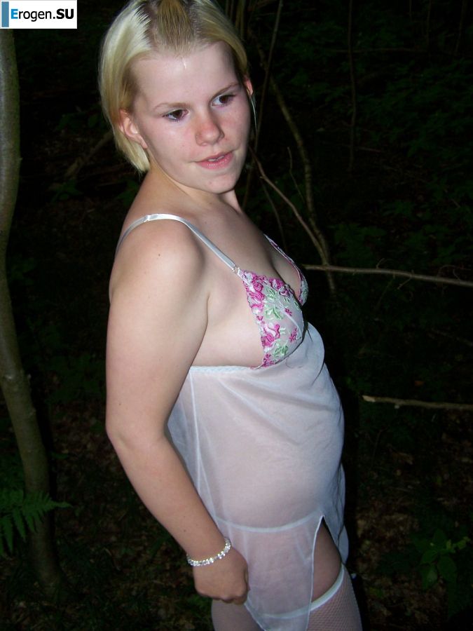 Appetizing magnificent blonde spread her legs right on the grass. Part 2. Photo 20