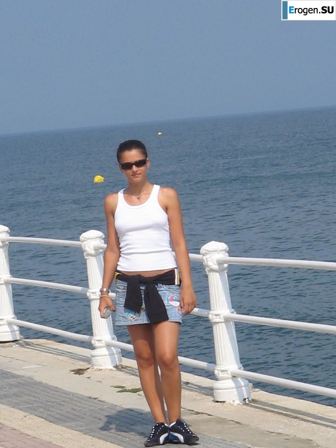 Seductive Latina poses naked on vacation in front of a guy. Part 3. Photo 23