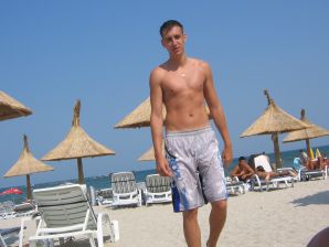 Seductive Latina poses naked on vacation in front of a guy. Part 3. Thumb 18