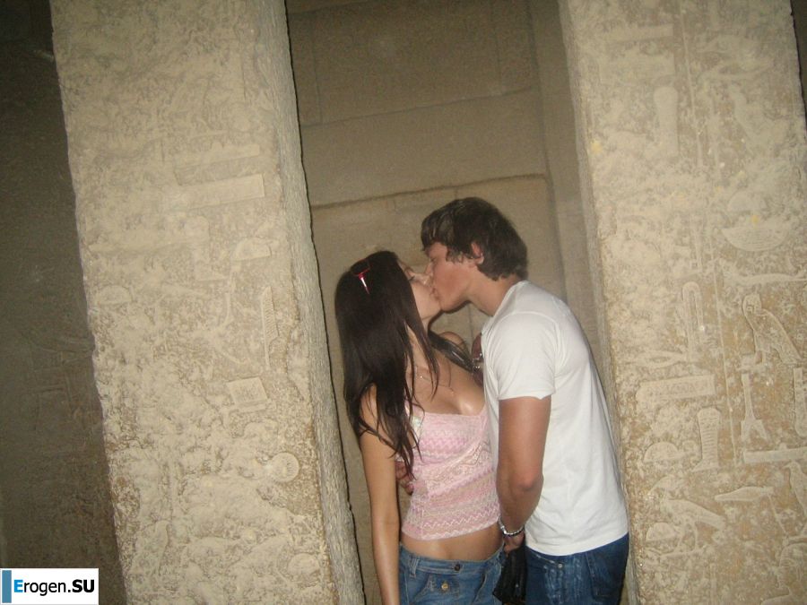 A slender woman at the sea took off a white swimsuit in front of her husband. Photo 18