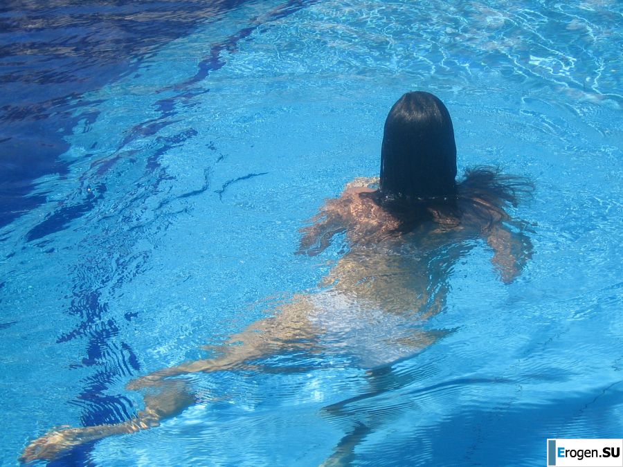 A slender woman at the sea took off a white swimsuit in front of her husband. Photo 26