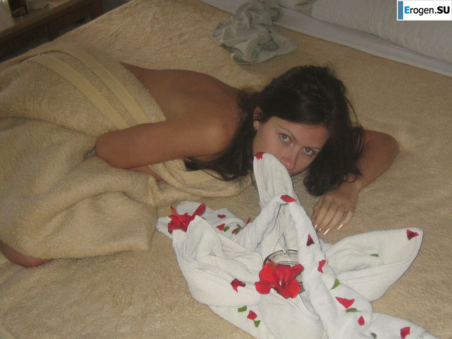 A slender woman at the sea took off a white swimsuit in front of her husband. Photo 31