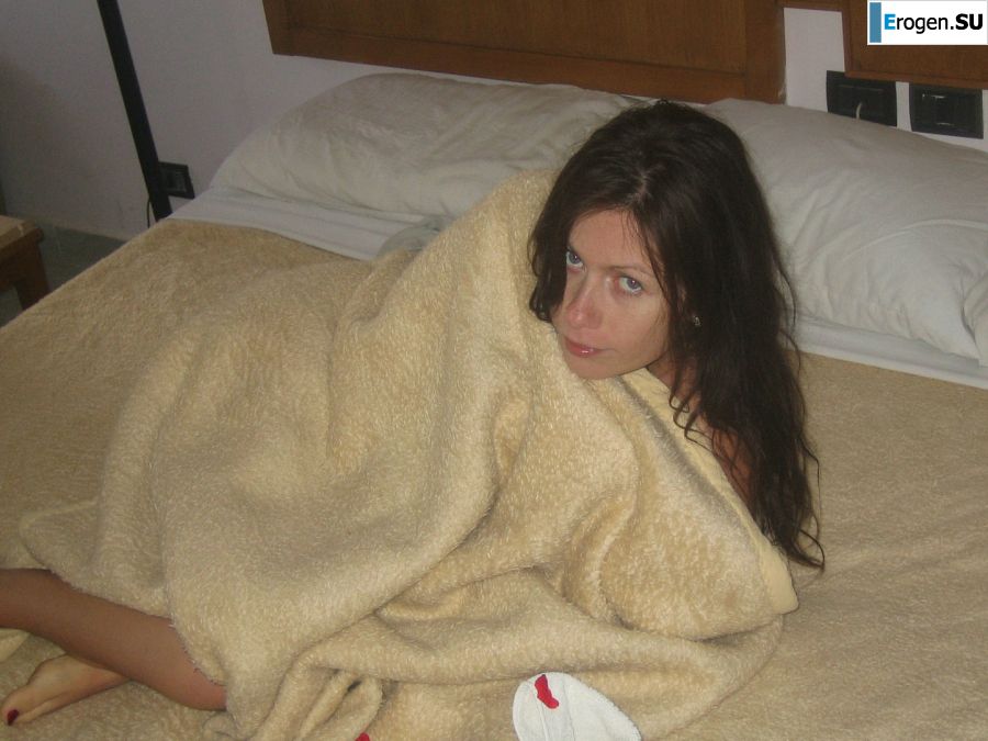 A slender woman at the sea took off a white swimsuit in front of her husband. Photo 32