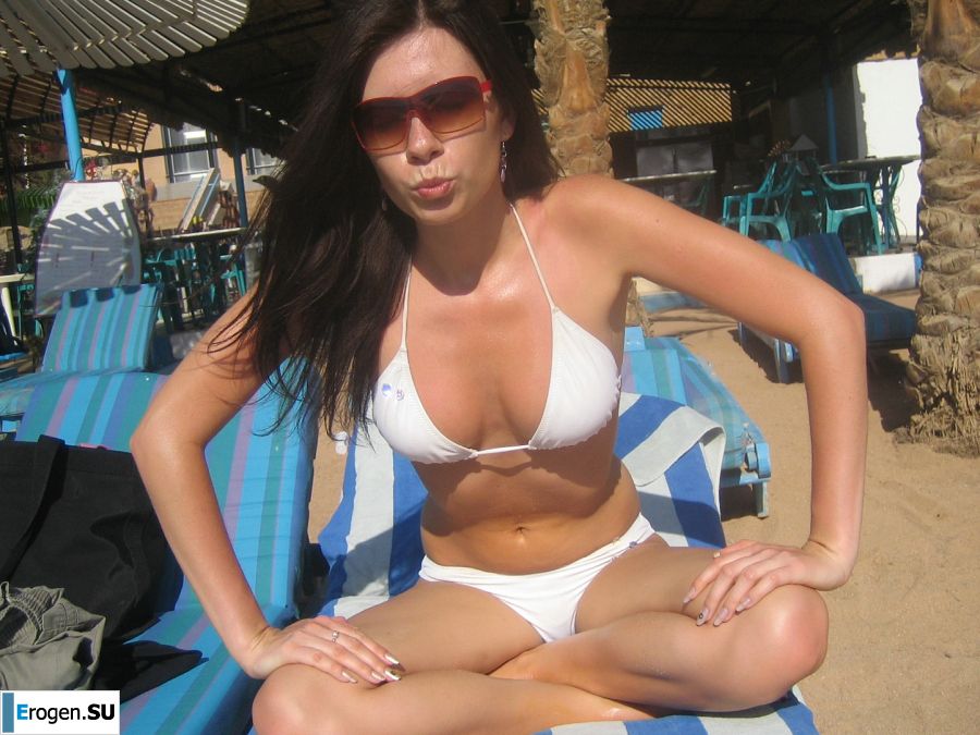 A slender woman at the sea took off a white swimsuit in front of her husband. Photo 44