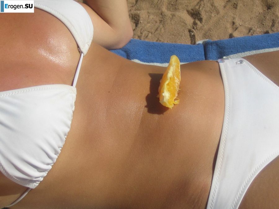 A slender woman at the sea took off a white swimsuit in front of her husband. Photo 47