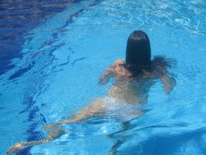 A slender woman at the sea took off a white swimsuit in front of her husband. Thumb 26