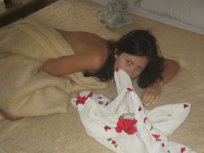 A slender woman at the sea took off a white swimsuit in front of her husband. Thumb 31