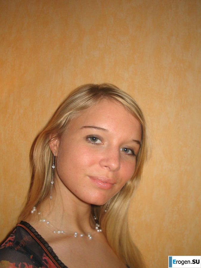 A young blonde in stockings spreads her legs on the sofa. Photo 18