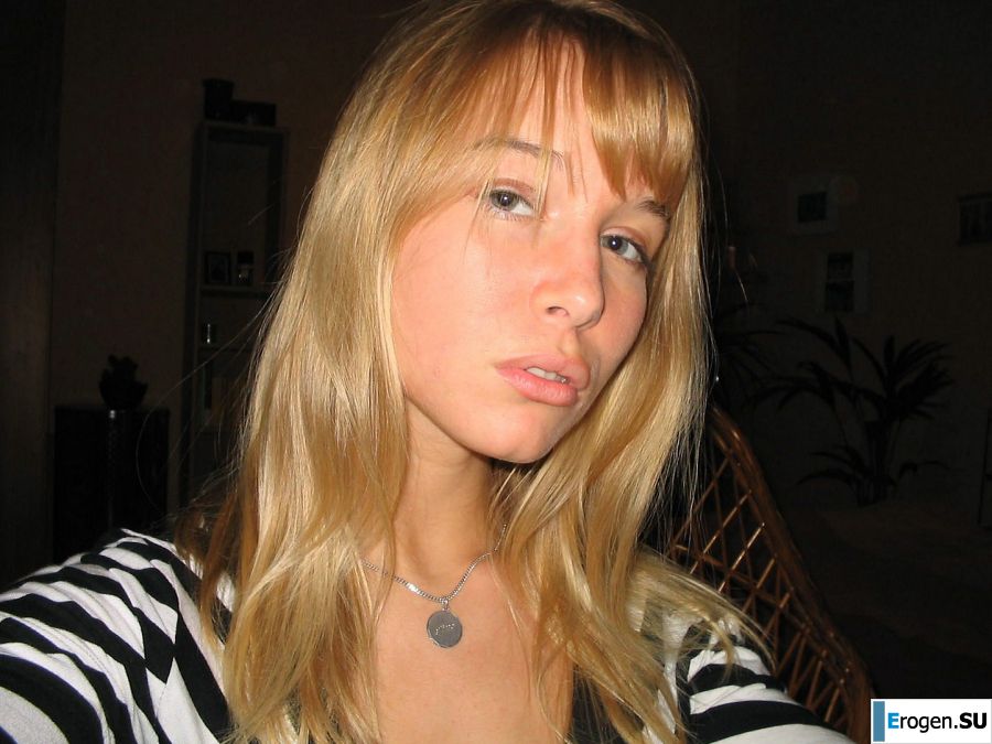 A young blonde in stockings spreads her legs on the sofa. Photo 3