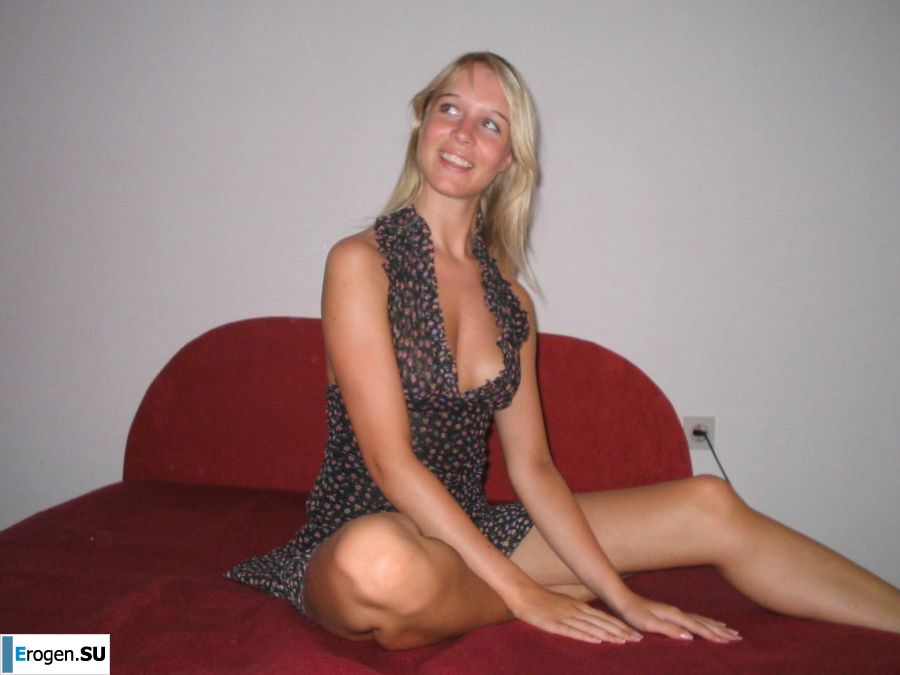 A young blonde in stockings spreads her legs on the sofa. Photo 31