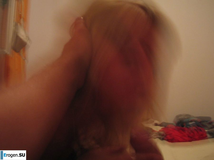 A young blonde in stockings spreads her legs on the sofa. Photo 39