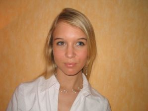 A young blonde in stockings spreads her legs on the sofa. Thumb 16