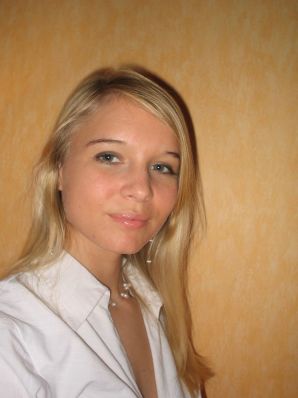 A young blonde in stockings spreads her legs on the sofa. Thumb 17