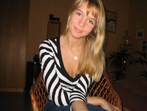 A young blonde in stockings spreads her legs on the sofa. Thumb 2