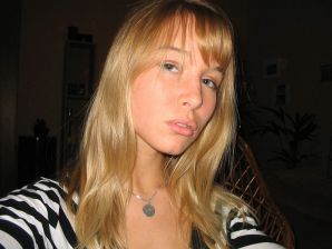 A young blonde in stockings spreads her legs on the sofa. Thumb 3